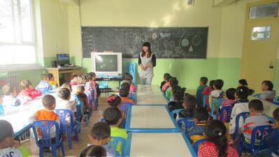 幼兒園小班上學(xué)期語言<a href=http://www.inspiredelm.com/jiaoan/ target=_blank class=infotextkey>教案</a>《小蘋果的鄰居》