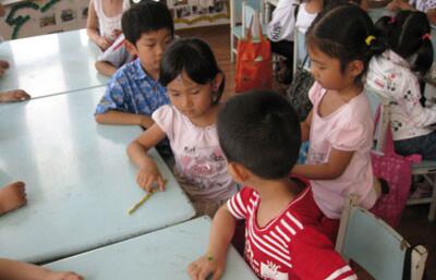小班幼兒語(yǔ)言<a href=http://www.inspiredelm.com/jiaoan/ target=_blank class=infotextkey>教案</a>《親密的擁抱》