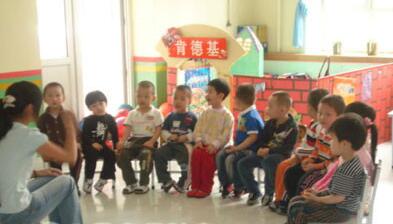 小班語言公開課<a href=http://www.inspiredelm.com/jiaoan/ target=_blank class=infotextkey>教案</a>《小兔樂樂》