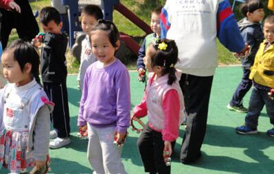 幼兒園小班語言<a href=http://www.inspiredelm.com/jiaoan/ target=_blank class=infotextkey>教案</a>《紅色大收集》