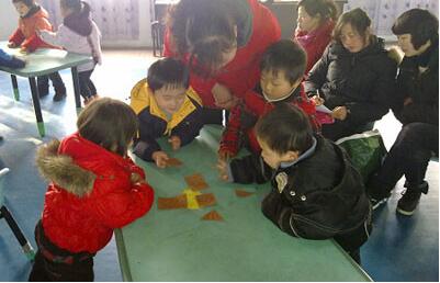 幼兒園小班語言活動<a href=http://www.inspiredelm.com/jiaoan/ target=_blank class=infotextkey>教案</a>《笑比哭好》