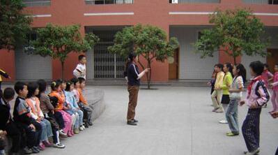 幼兒園小班語(yǔ)言<a href=http://www.inspiredelm.com/jiaoan/ target=_blank class=infotextkey>教案</a>《我是小畫家》