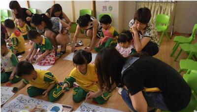 幼兒園小班語言課<a href=http://www.inspiredelm.com/jiaoan/ target=_blank class=infotextkey>教案</a>《小板凳歪歪》