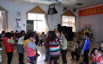 幼兒園小班語(yǔ)言公開課<a href=http://www.inspiredelm.com/jiaoan/ target=_blank class=infotextkey>教案</a>《藏起來(lái)的小貓》