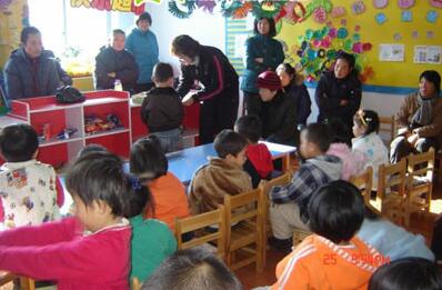 幼兒園小班語言活動(dòng)<a href=http://www.inspiredelm.com/jiaoan/ target=_blank class=infotextkey>教案</a>《大家一起看》