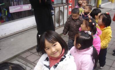 小班語言公開課<a href=http://www.inspiredelm.com/jiaoan/ target=_blank class=infotextkey>教案</a>《我是桃園小主人》