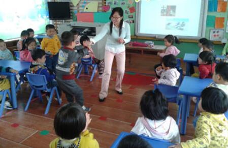 小班語言優(yōu)秀公開課<a href=http://www.inspiredelm.com/jiaoan/ target=_blank class=infotextkey>教案</a>《快樂的一家》