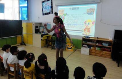 幼兒園小班語(yǔ)言優(yōu)秀<a href=http://www.inspiredelm.com/jiaoan/ target=_blank class=infotextkey>教案</a>《小刺猬吹氣球》