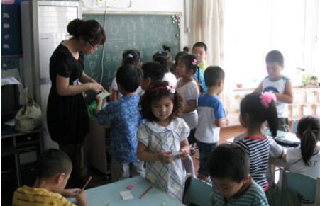 小班優(yōu)秀語言<a href=http://www.inspiredelm.com/gushi/ target=_blank class=infotextkey>故事</a><a href=http://www.inspiredelm.com/jiaoan/ target=_blank class=infotextkey>教案</a>《滾滾和蹦蹦》