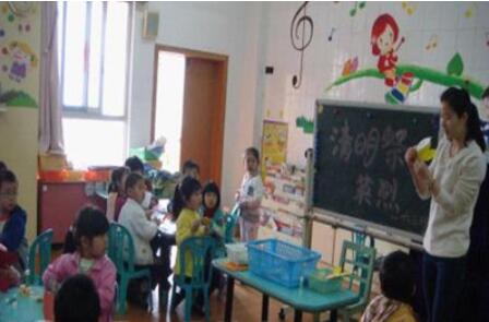 小班語言聽說優(yōu)秀<a href=http://www.inspiredelm.com/jiaoan/ target=_blank class=infotextkey>教案</a>《白鵝和狐貍》