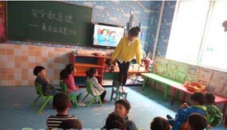 小班優(yōu)秀語言散文<a href=http://www.inspiredelm.com/jiaoan/ target=_blank class=infotextkey>教案</a>《螢火蟲和星星》