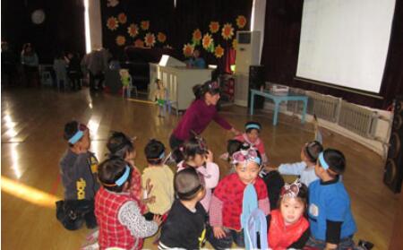 幼兒園小班語(yǔ)言活動(dòng)<a href=http://www.inspiredelm.com/jiaoan/ target=_blank class=infotextkey>教案</a>《獅子照哈哈鏡》
