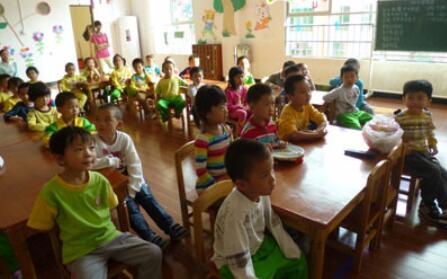 幼兒園中班數(shù)學(xué)教案《認(rèn)識＞和＜》