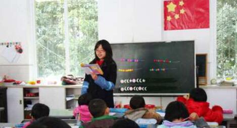 中班下學(xué)期數(shù)學(xué)<a href=http://www.inspiredelm.com/jiaoan/ target=_blank class=infotextkey>教案</a>《找規(guī)律》