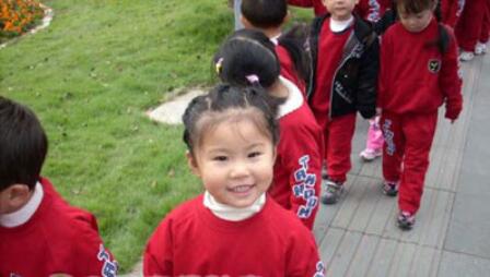 中班優(yōu)秀數(shù)學(xué)<a href=http://www.inspiredelm.com/jiaoan/ target=_blank class=infotextkey>教案</a>《哪里一樣》