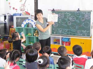 中班數(shù)學(xué)<a href=http://www.inspiredelm.com/jiaoan/ target=_blank class=infotextkey>教案</a>《和圖形娃娃玩游戲》