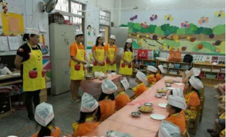 中班數(shù)學(xué)活動<a href=http://www.inspiredelm.com/jiaoan/ target=_blank class=infotextkey>教案</a>《長方形》