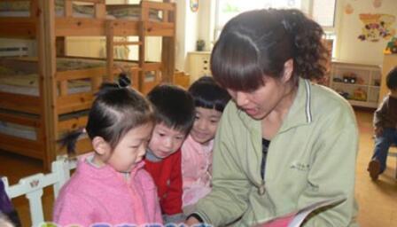 中班數(shù)學(xué)<a href=http://www.inspiredelm.com/jiaoan/ target=_blank class=infotextkey>教案</a>《和圖形娃娃玩游戲》