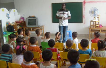 幼兒中班數(shù)學(xué)<a href=http://www.inspiredelm.com/jiaoan/ target=_blank class=infotextkey>教案</a>《鋪小路》