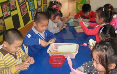 幼兒園中班數(shù)學(xué)<a href=http://www.inspiredelm.com/jiaoan/ target=_blank class=infotextkey>教案</a>《半圓形》