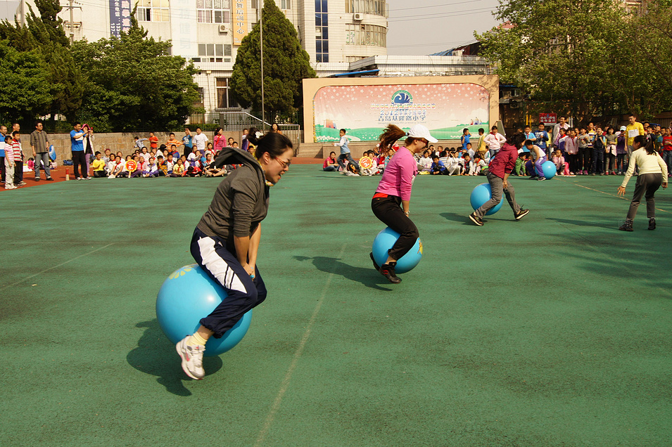 幼兒園親子活動游戲 跳跳球的玩法