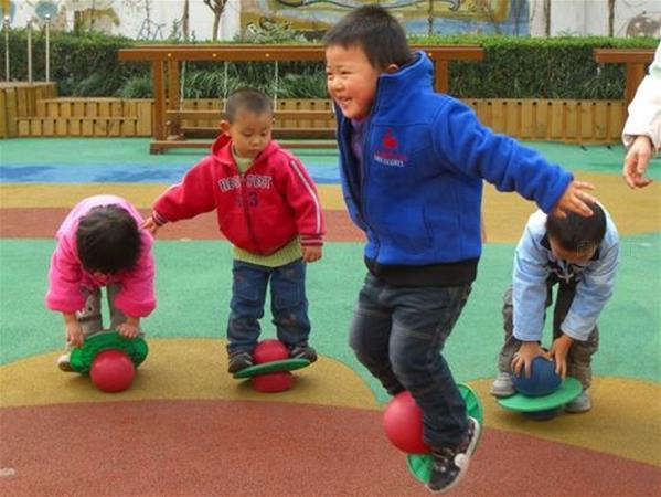 幼兒園親子活動游戲 跳跳球的玩法
