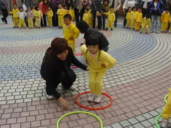 幼兒園親子互動(dòng)游戲大全—跳圈圈親子游戲的玩法