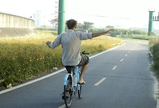 為什么自行車騎起來不會(huì)倒,自行車不倒的原理