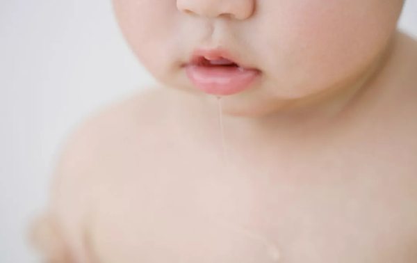 為什么多吐唾液會(huì)影響健康,經(jīng)常吐口水有什么危害