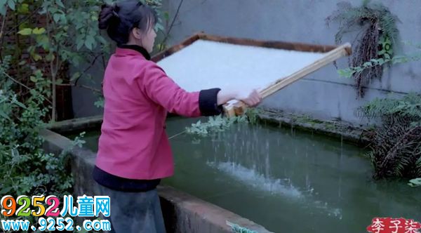 李子柒用古法制作紙張