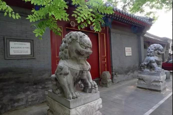 為什么古人的豪宅前總放兩尊石獅子？