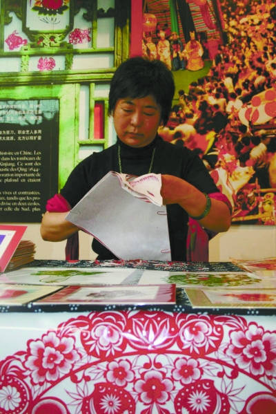 劉靜蘭:讓包頭<a href=http://www.inspiredelm.com/jianzhi/ target=_blank class=infotextkey>剪紙</a>藝術(shù)后繼有人 劉靜蘭:讓包頭<a href=http://www.inspiredelm.com/jianzhi/ target=_blank class=infotextkey>剪紙</a>藝術(shù)后繼有人