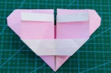 如何折疊LOVE文字愛心<a href=http://www.inspiredelm.com/zhezhi/ target=_blank class=infotextkey>折紙</a>步驟圖
