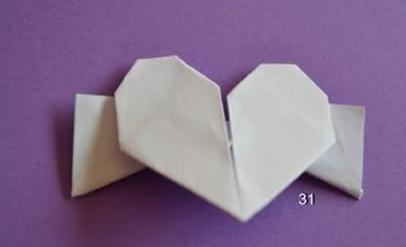 教你怎么折疊愛(ài)心花環(huán)<a href=http://www.inspiredelm.com/zhezhi/ target=_blank class=infotextkey>折紙</a>