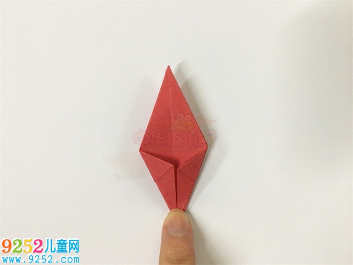 百合花的折法，<a href=http://www.inspiredelm.com/zhezhi/ target=_blank class=infotextkey>折紙</a>百合花步驟圖解