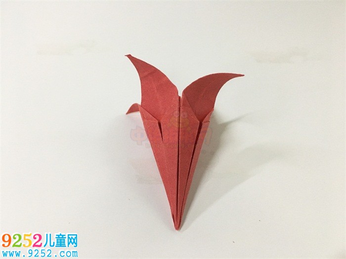 百合花的折法，<a href=http://www.inspiredelm.com/zhezhi/ target=_blank class=infotextkey>折紙</a>百合花步驟圖解