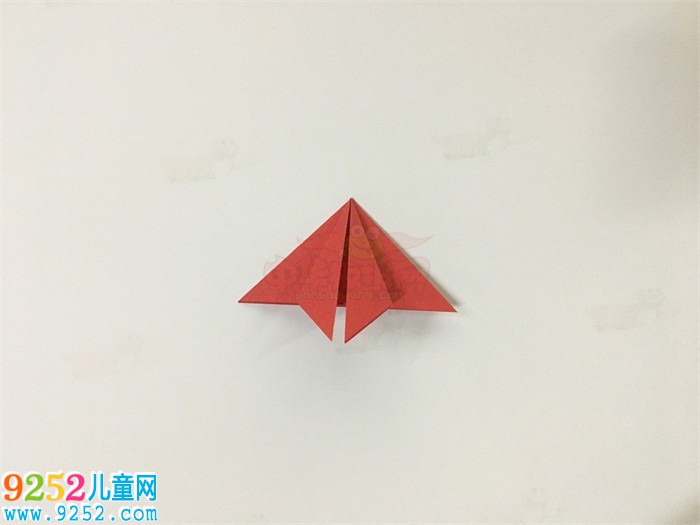 百合花的折法，<a href=http://www.inspiredelm.com/zhezhi/ target=_blank class=infotextkey>折紙</a>百合花步驟圖解
