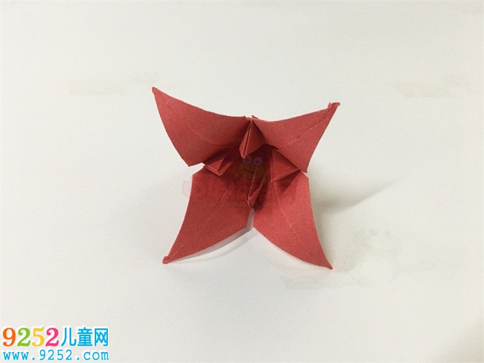 百合花的折法，<a href=http://www.inspiredelm.com/zhezhi/ target=_blank class=infotextkey>折紙</a>百合花步驟圖解