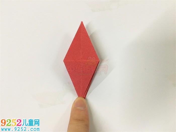 百合花的折法，<a href=http://www.inspiredelm.com/zhezhi/ target=_blank class=infotextkey>折紙</a>百合花步驟圖解